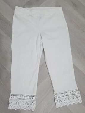 D.F.A. New York White Pull On Stretch Capris With Battenburg Lace Hem, Size 16